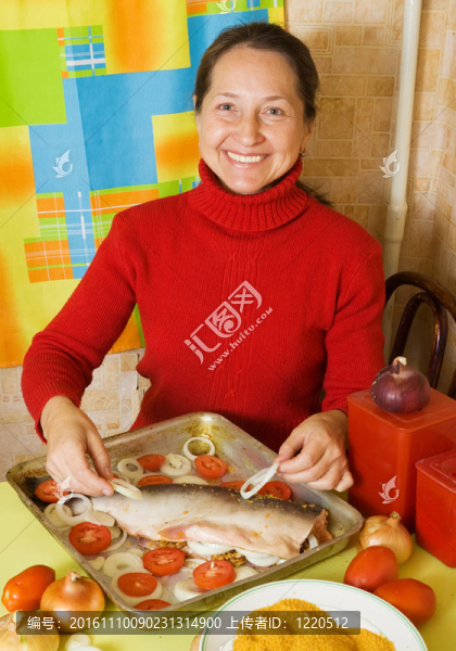 女人煮魚(yú)