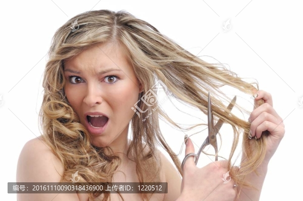 不快樂的女人用剪刀剪頭發(fā)