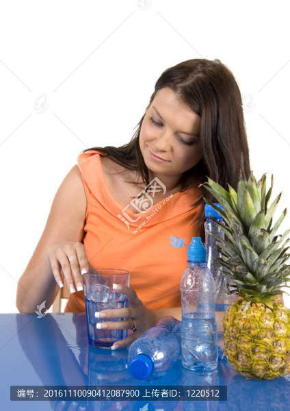 女子的飲用水