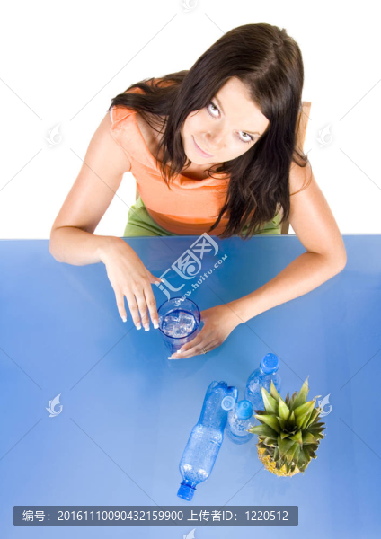 女子的飲用水