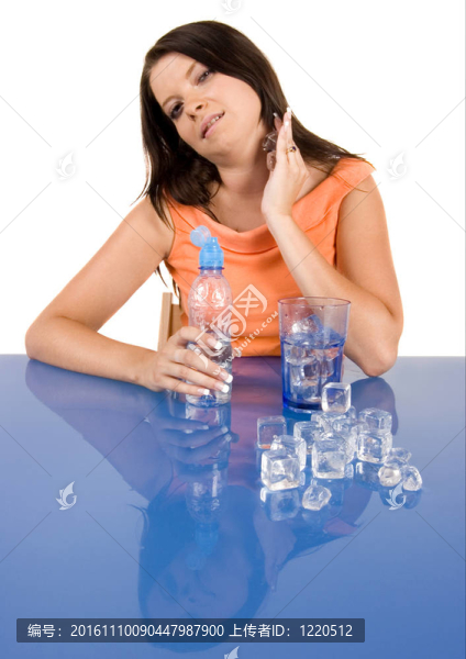 女人喝健康的礦泉水