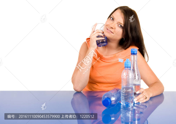 女人喝健康的礦泉水