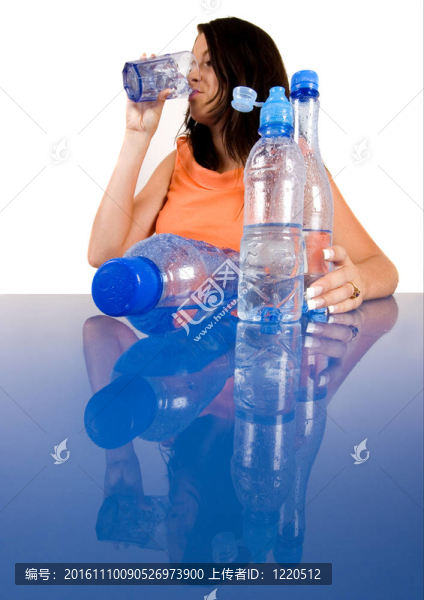 女人喝健康的礦泉水