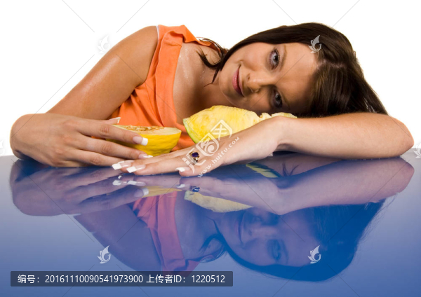 帶水果的年輕女孩