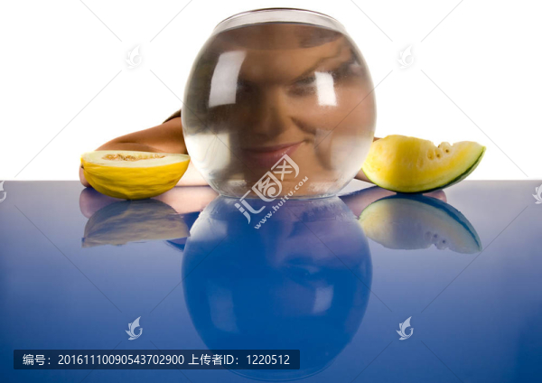 帶水果的年輕女孩