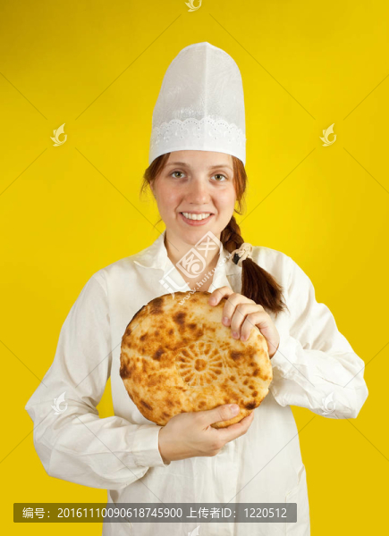baker展示了新鮮的面包