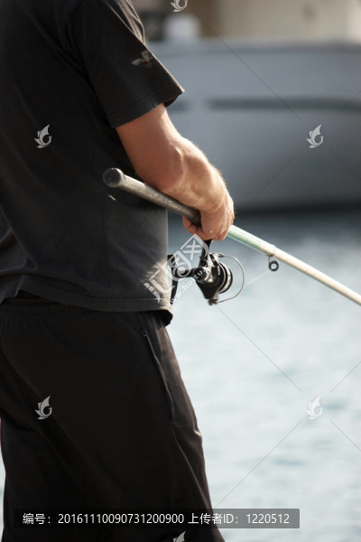 男拿著釣魚竿