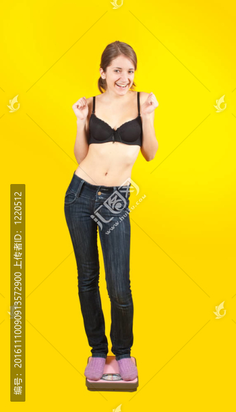 在浴室秤上稱(chēng)重的女孩