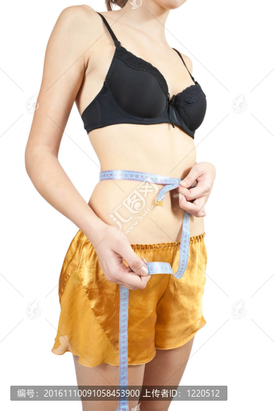 測(cè)量腰圍的女孩