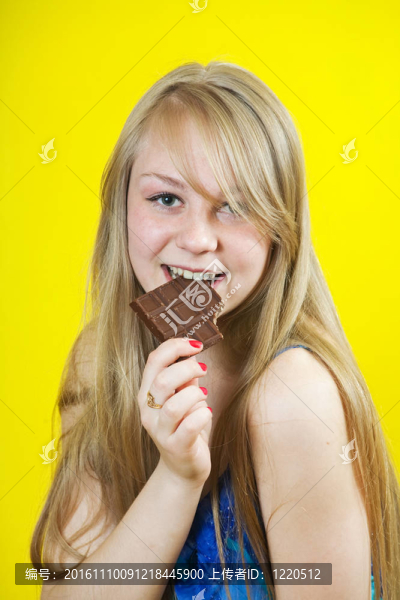 金發(fā)女孩吃巧克力