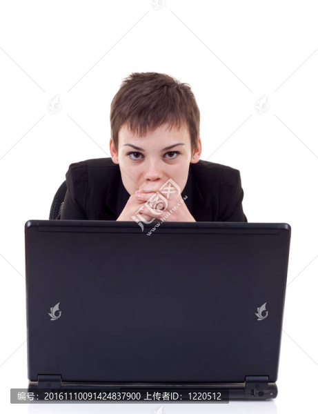 憂郁的女人工作的筆記本電腦