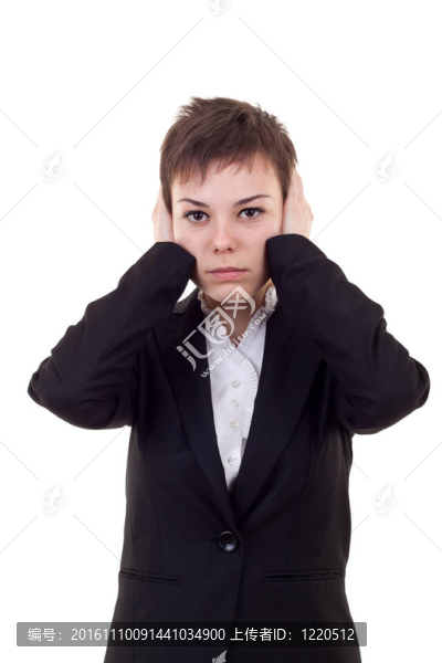 女人捂著耳朵