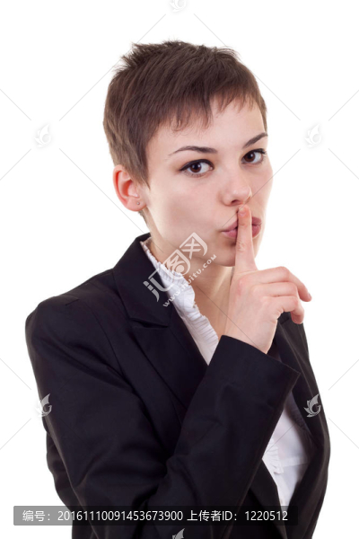 女人用手指靠近她的嘴唇