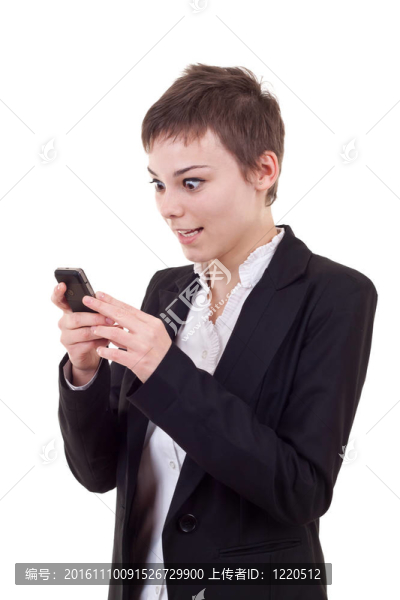 女人看著手機震驚了
