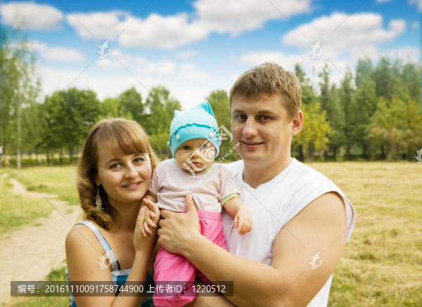 父親和母親與嬰兒