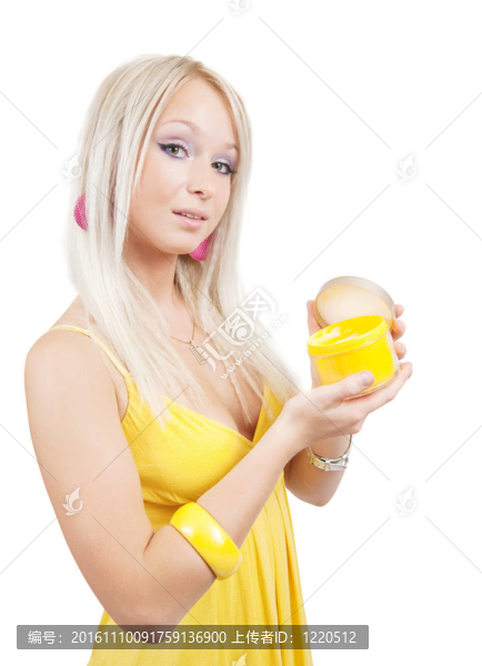 帶有黃色化妝品容器的女孩