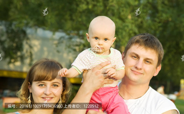 父親和母親與嬰兒