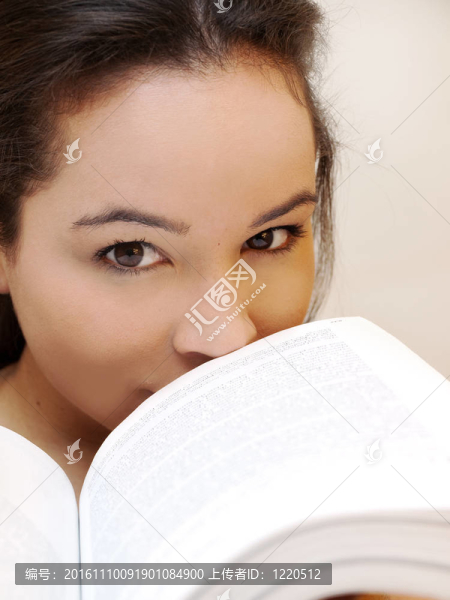 女孩躲在書后面