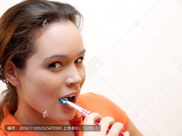 婦女刷牙
