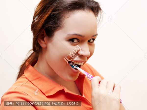 婦女刷牙