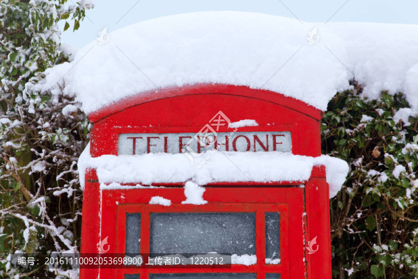 紅色的英國電話亭后面被雪覆蓋