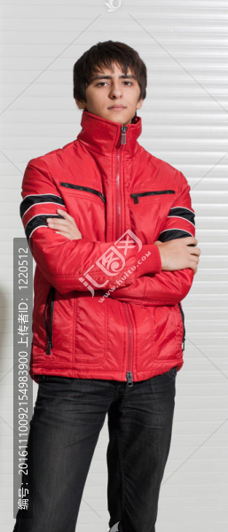 年輕人展示服裝