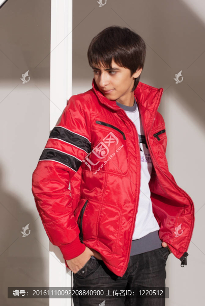 年輕人展示服裝