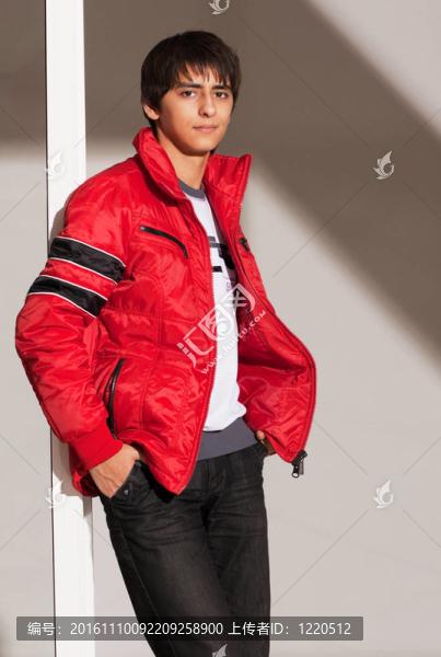 年輕人展示服裝