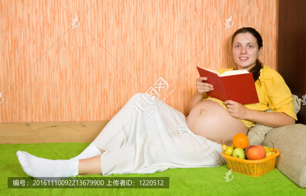 躺在沙發(fā)上的孕婦