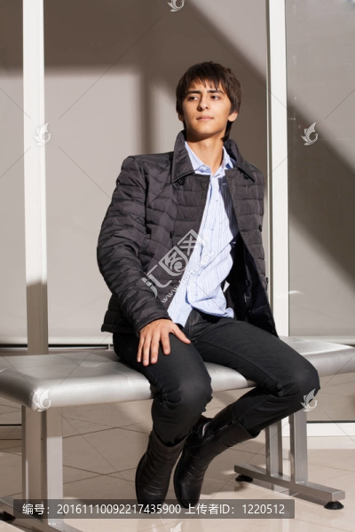 年輕人展示服裝