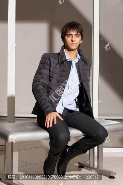年輕人展示服裝