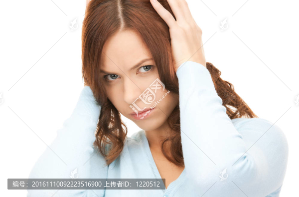 手在耳朵上的女人