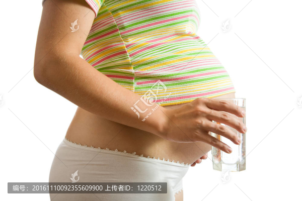 帶水玻璃的孕婦