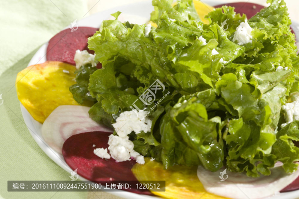 有機(jī)蔬菜和甜菜沙拉