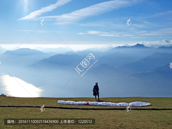 在高山滑翔傘