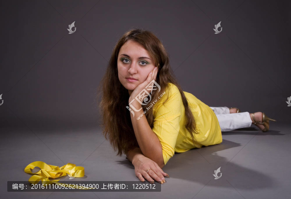 穿黃色襯衫的女孩