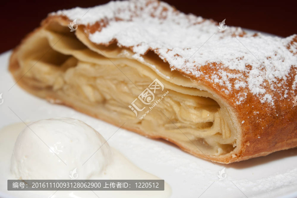 蘋果派與糖粉和冰淇淋在前列