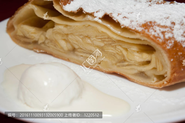 蘋果派與糖粉和冰淇淋在前列