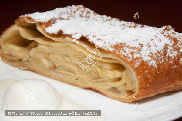 蘋(píng)果派與糖粉和冰淇淋在前列