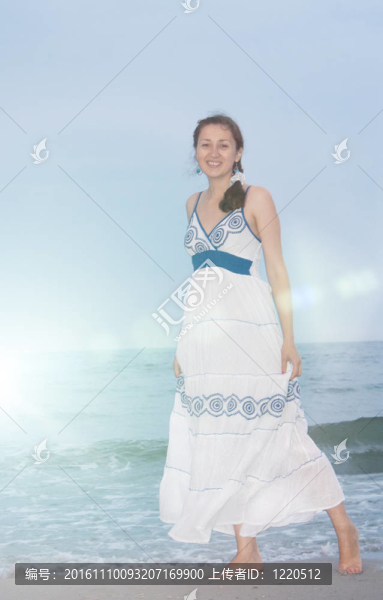 一個(gè)女孩站在海灘上俯視