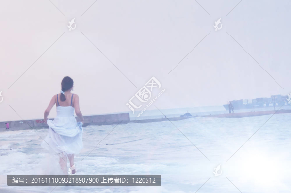 女孩跳繩跑在海上