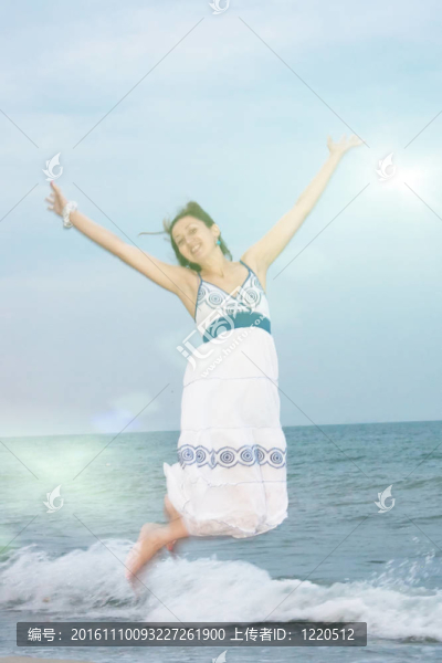 快樂的女孩在海灘上跳起來