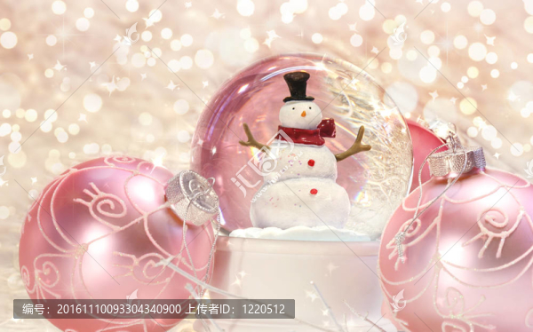 帶有粉紅色裝飾品的雪花球