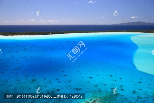 波拉波拉島湖；法屬波利尼西亞從上面。夢幻般的色彩。肽在背景