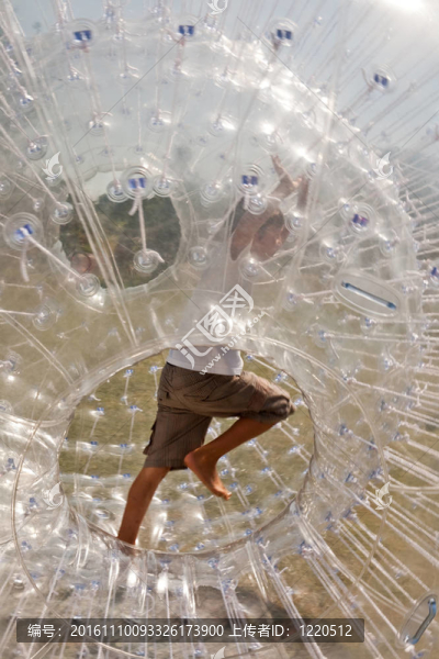 孩子在Zorbing,Ball有很多好玩的