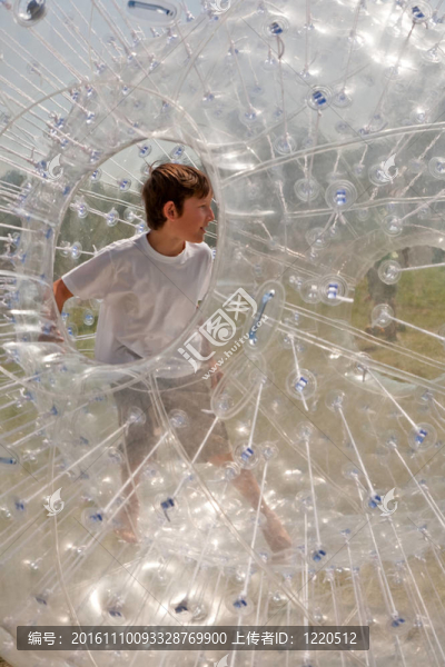 孩子在Zorbing,Ball有很多好玩的