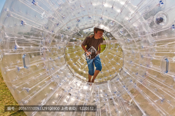 孩子在Zorbing,Ball有很多好玩的