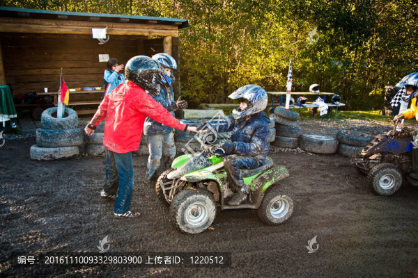 孩子喜歡在泥濘的四跑道上和四輛自行車賽跑