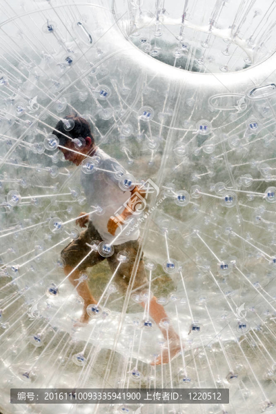孩子在Zorbing,Ball有很多好玩的