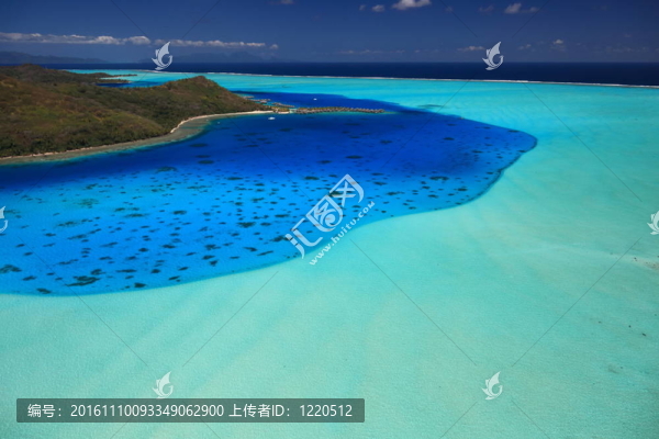 波拉波拉島湖；法屬波利尼西亞從上面。夢幻般的色彩。
